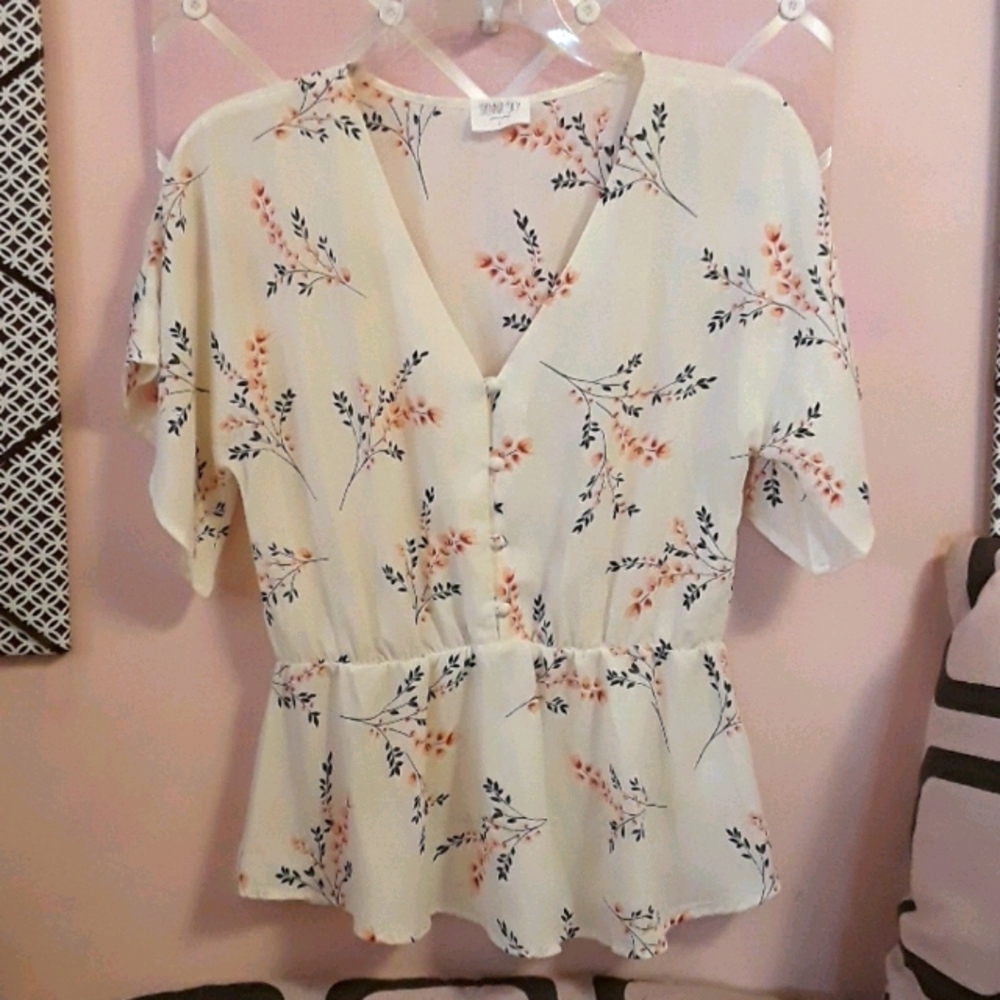 NWOT Sierra Sky Women's Blouse Cream Floral Print
